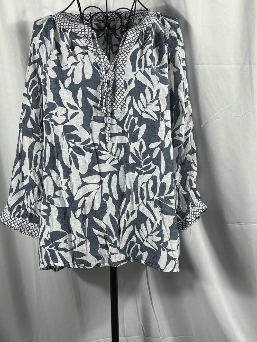 Leaf-Print Peasant Tunic Top - gray and White
